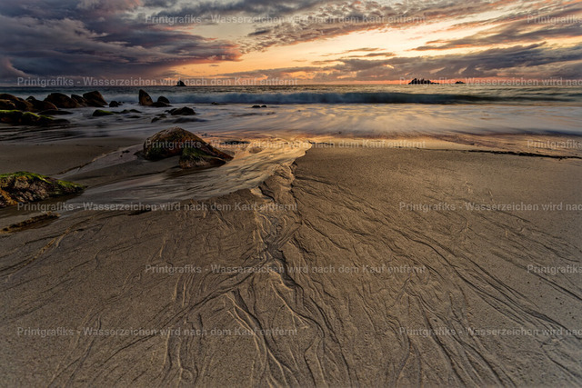 Abendspuren im Sand | Stimmungsvolle Strandlandschaft in der Bretagne mit feinen Wasserläufen im Sand, dunklen Felsen und warmem Abendlicht am Horizont. Die Linien im Sand führen den Blick zum Meer und verleihen der Szene eine ruhige, natürliche Tiefe. - Realisiert mit Pictrs.com