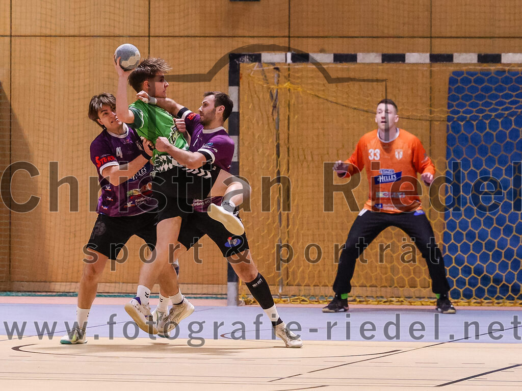 2025-03-15_005_SpVgg_Altenerding_gegen_TSV_Schleissheim | Erding, Deutschland, 15.03.2025:Handball, Bezirksoberliga Männer 2024 / 2025, 18. Spieltag, SpVgg Altenerding gegen TSV Schleißheim, Endergebnis: 32:27Kilian Jödecke (SpVgg Altenerding, #41), Lionel Sellier (TSV Schleissheim, #38), Simon Rüdiger (SpVgg Altenerding, #7), Torwart Ferdinand Mayer (SpVgg Altenerding, #33)Foto: Christian Riedel / fotografie-riedel.net