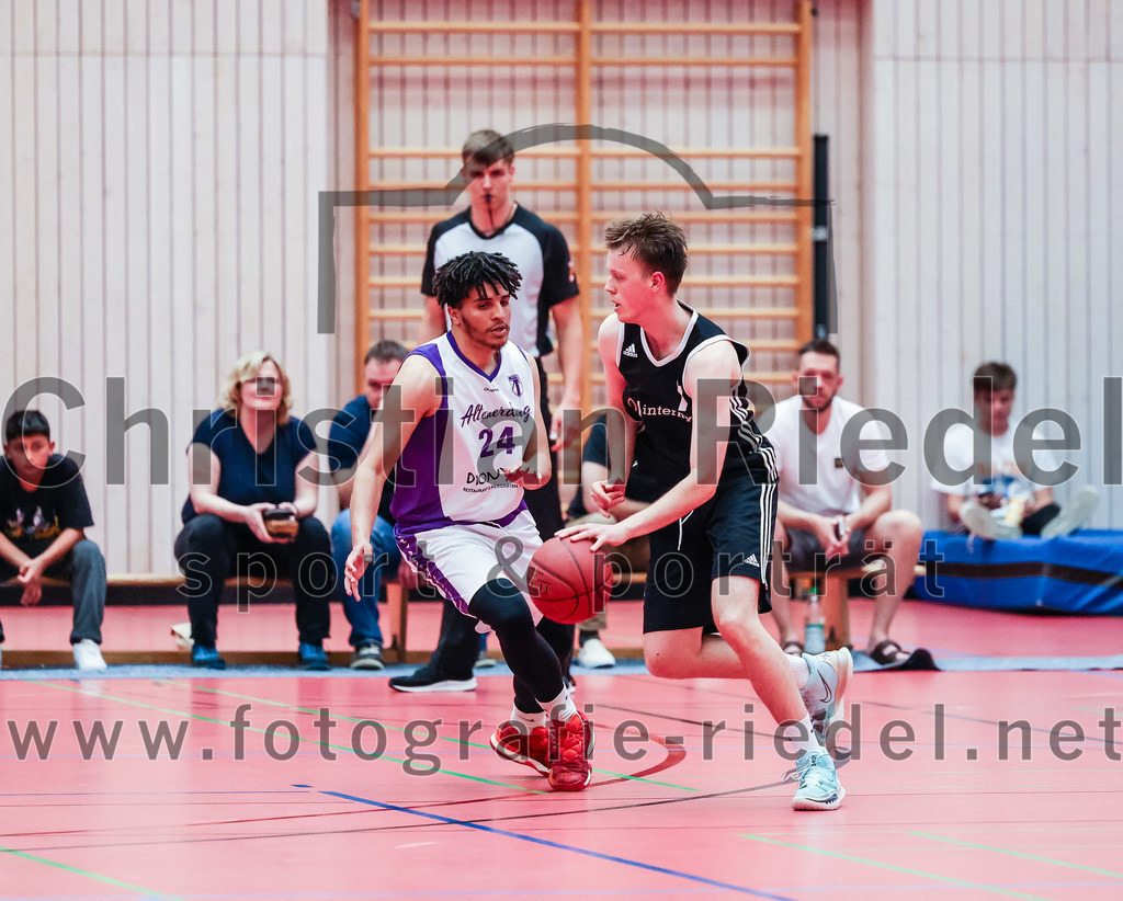 2022-05-15_010_SpVgg_Altenerding_gegen_TSV_Muenchen-Forstenried | Erding, Deutschland, 15.05.2022:
Basketball, Bezirksliga 2021 / 2022, Play-Offs, SpVgg Altenerding gegen TSV München-Forstenried, Endergebnis: 55:57

Justin Ledbetter (SpVgg Altenerding, #24), Christian Lippach (TSV München-Forstenried, #7)

Foto: Christian Riedel / fotografie-riedel.net