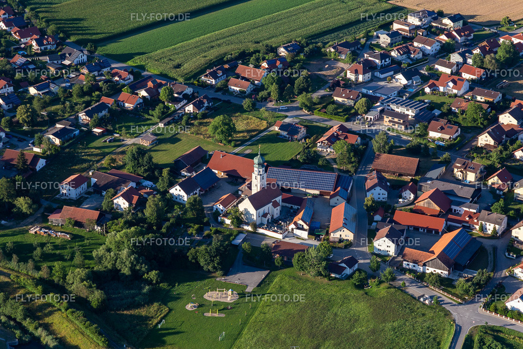 Kirche in Kößnach https://www.kirchroth.de/ | Luftbild: Kirche in Kößnach https://www.kirchroth.de/ im Ortsteil Kößnach in Kirchroth im Bundesland Bayern in Deutschland. Foto: IMG_133226.jpg vom 03.07.2022 durch ©2025 Werner Riehm fly-foto.de/copyright - Realisiert mit Pictrs.com