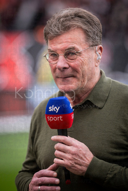 German Bundesliga, Bayer 04 Leverkusen vs. VfL Wolfsburg, 04.04.2026 | LEVERKUSEN, GERMANY - APRIL 4, 2026 :  Dieter Hecking (Head Coach VfL Wolfsburg) before the German Bundesliga match on gameday 28 between Bayer 04 Leverkusen vs. VfL Wolfsburg at BayArena on April 4, 2026 in Leverkusen, Germany. DFL REGULATIONS PROHIBIT ANY USE OF PHOTOGRAPHS AS IMAGE SEQUENCES AND/OR QUASI-VIDEO.