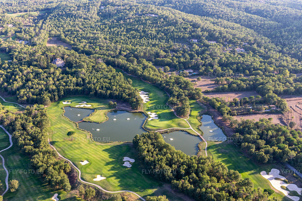 Vue aérienne: Terre Blanche Resort à Tourrettes dans le département Var, France. Photo: IMG_129410.jpg prise le 18/09/2021 par Werner Riehm/FLY-FOTO.eu – Résolution de l'original: 5472 x 3648 px