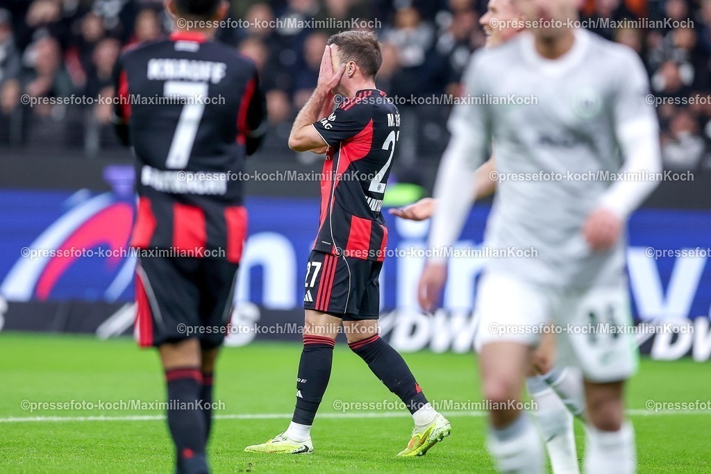 SGE30112501049 | 30.11.2025, Fußball, Eintracht Frankfurt - VfL Wolfsburg, 1. Fußball Bundesliga, 12. Spieltag, Deutsche-Bank-Park (Frankfurt am Main), Saison 2025 2026: Mario Götze&nbsp;(Eintracht Frankfurt #27) enttäuscht mit den Händen vor dem Gesicht  DFB Regulations prohibit any use of photographs as image sequences and or quasi-video.