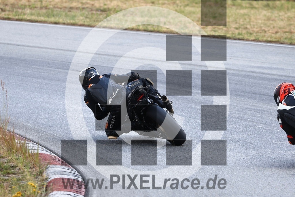 0072-20250704_12035 | Schöne Erinnerungen an spannende Momente - das festzuhalten ist unser Job. PIXELrace.de ist seit 2003 auf den Rennstrecken Europas unterwegs um die Action draußen beim Fahren und die wunderbare Stimmung imm Fahrerlager für euch einzufangen.
