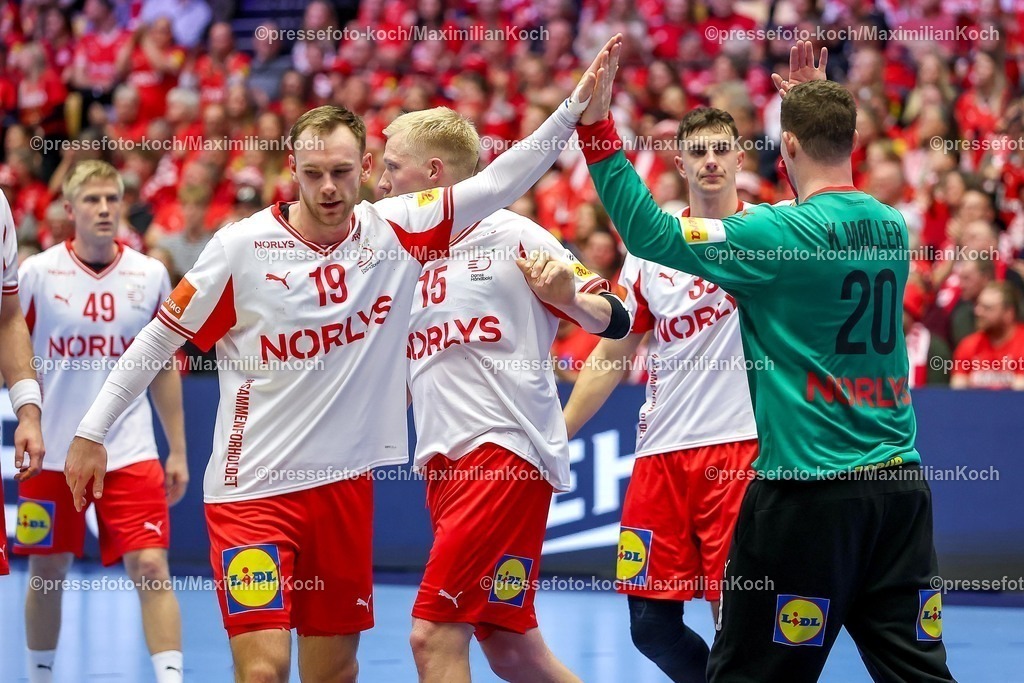 EHF18012602037 | 18.01.2026, Handball, Men's EHF EURO 2026, Dänemark - Rumänien, Jyske Bank Boxen in Herning, Dänemark, Preliminary Round:  Mathias Gidsel (Denmark #19)  Magnus Saugstrup Jensen (Denmark #15)  Mads Hoxer Hangaard (Denmark #38) neben  Kevin Moller (Denmark #20) 