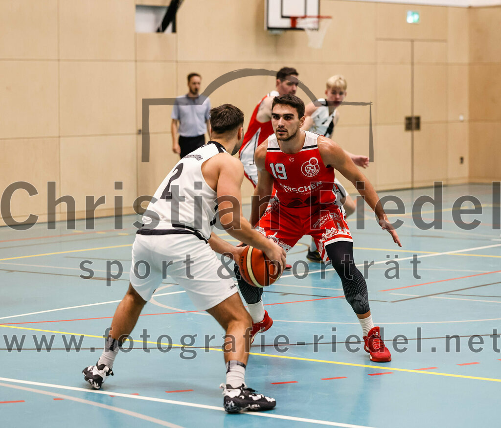 2022-12-03_073_TSV_Vaterstetten_gegen_TG_Landshut | Vaterstetten, Deutschland, 03.12.2022:
Basketball, Bayernliga Herren Südost 2022 / 2023, 7. Spieltag, TSV Vaterstetten gegen TG Landshut, Endergebnis: 71:78

Christian Balszuweit (TSV Vaterstetten, #2),  (TG Landshut, #19)

Foto: Christian Riedel / fotografie-riedel.net
