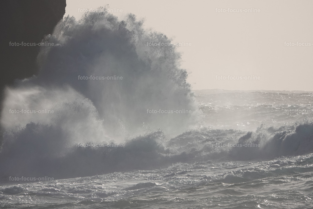 Battling waves | Big waves in the stormy Atlantic