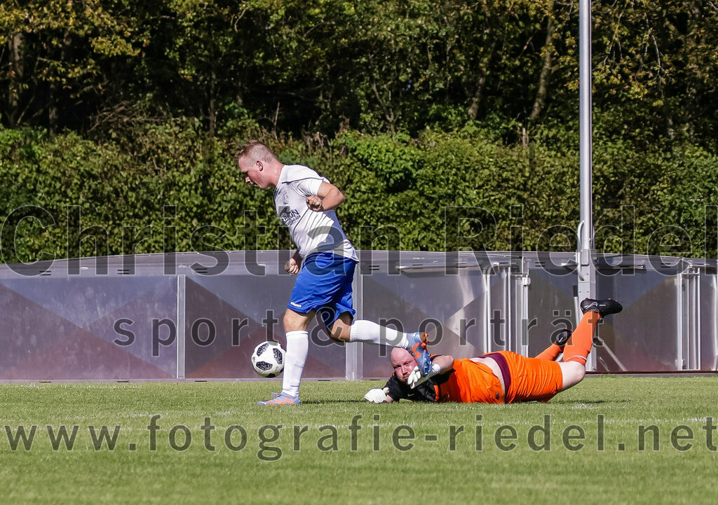 2023-08-19_058_SG_Markt_Schwaben_II_gegen_TSV_Ottobrunn_III | Markt Schwaben, Deutschland, 19.08.2023:
Fußball, C-Klasse 2023 / 2024, 1. Spieltag, (SG) Markt Schwaben II gegen TSV Ottobrunn III, Endergebnis: 0:4

Torwart Sebastian Handrick (SG Markt Schwaben, #23), Merlin Oehmen (TSV Ottobrunn, #5)

Foto: Christian Riedel / fotografie-riedel.net