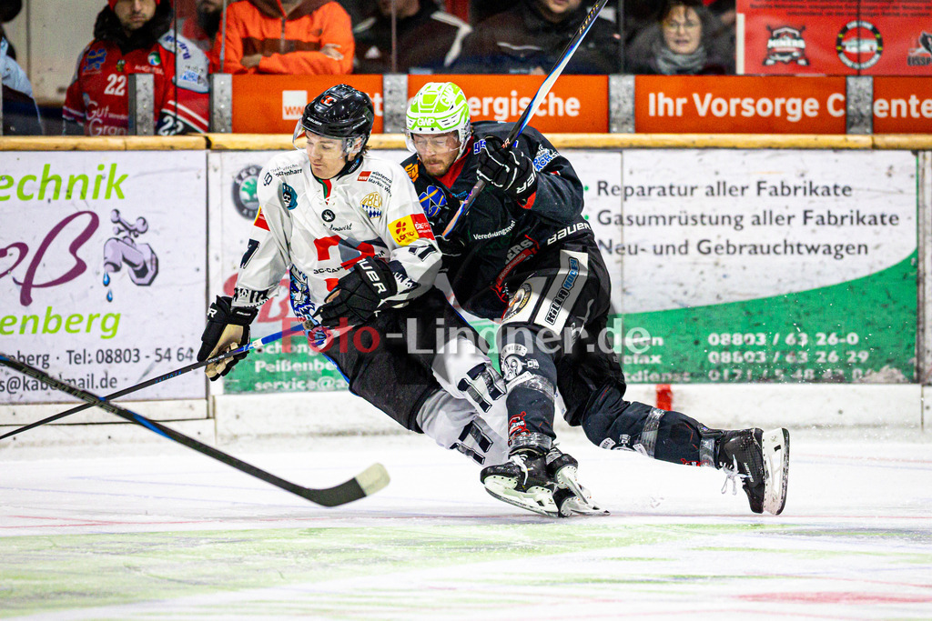Peißenberg MINERS gegen HC Landsberg RIVER KINGS | Eishockey Bayernliga 2025/26 Vorrunde 4. Spieltag, Peißenberg MINERS gegen HC Landsberg RIVER KINGS, 20251024,Zweikampf,2025-10-24 in Peißenberg (flatbuy Arena Peißenberg), Thomas CALLAGHAN (RIVERKINGS 17), Weiland PARRISH (MINERS 13)Copyright: WolfgangxLindner www.foto-lindner.de