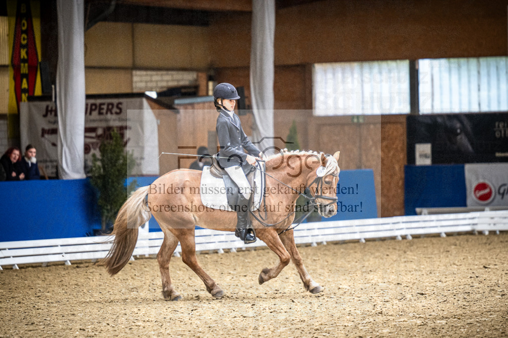 DOS_1952 | Entdecke hochwertige Reitturnierfotos von Foto Oger. Professionell, emotional und authentisch – jetzt Lieblingsmomente im Shop bestellen.Deutschlandweite Turnierfotografie. - Realisiert mit Pictrs.com