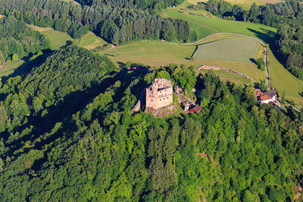 Luftbild: Burgruine Hohengeroldseck auf dem Schloßberg von Süden in Seelbach im Bundesland Baden-Württemberg in Deutschland. Foto: IMG_147702.jpg vom 30.05.2025 durch Werner Riehm/FLY-FOTO.deBurgruine Hohengeroldseck