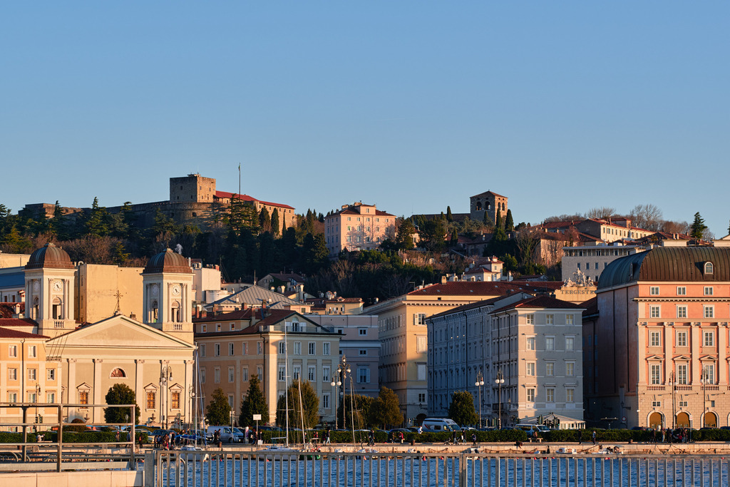 Blick auf die Riva Tre Novembre mit der Burg Castello Di San Giusto | Triest, Austria - March 10, 2022: Blick auf die Riva Tre Novembre mit der Burg Castello Di San Giusto. - Realisiert mit Pictrs.com