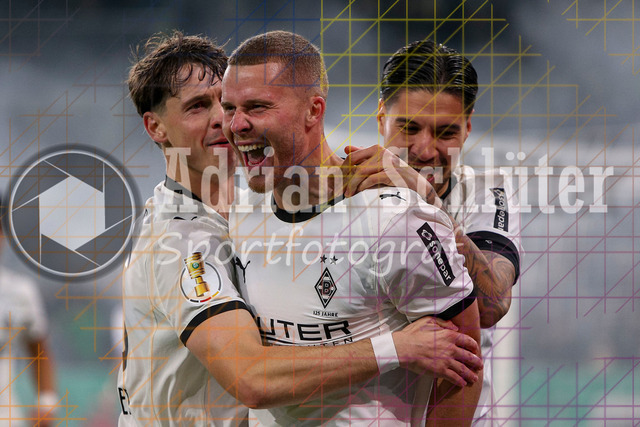 Borussia Mönchengladbach vs Karlsruher SC - DFB-Pokal 2. Runde | Mönchengladbach, Deutschland, 28.10.25:   Nico Elvedi (Borussia Mönchengladbach) Torjubel, jubelt mit seiner Mannschaft nach dem Treffer zum 2:0 waehrend des Spiels der DFB-Pokal 2. Runde zwischen Borussia Mönchengladbach vs Karlsruher SC im Stadion im Borussia Park(Foto von Brauer-Fotoagentur / Adrian Schlueter)