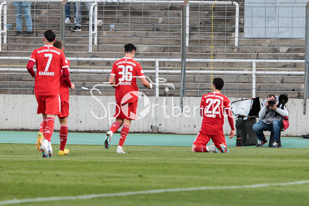 FC Bayern Amateure - FC Augsburg II | Grant Leon RANONS (FCB #22) dreht nach seinem zweiten Tor zum 2-1 jubelnd ab / Jubel / Freude / Tor /