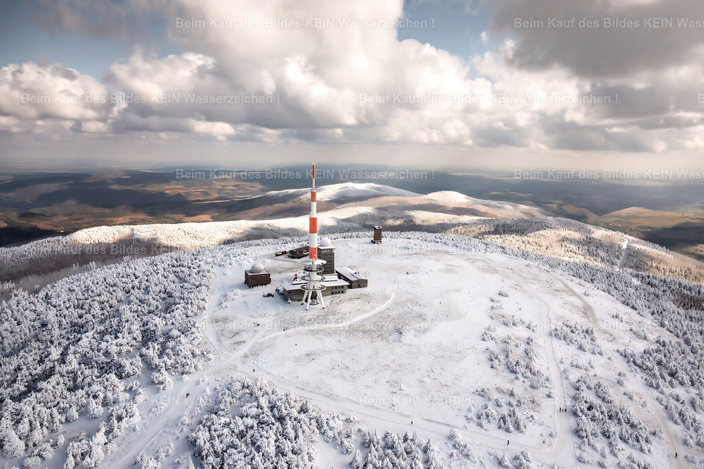 Brocken_Wernigerode_Schierke_4716_aus_Flux_upscale_LU | Der Brocken im Winter, fotografiert im Sommer, bearbeitet und mit KI optimiert - Realisiert mit Pictrs.com