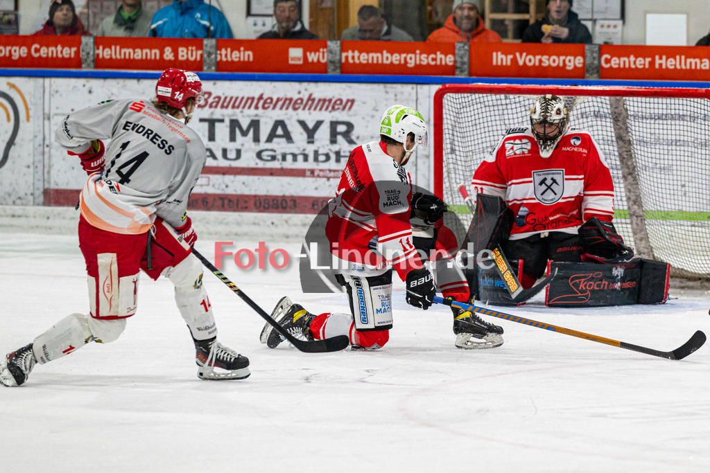 Halbfinale Spiel 1 TSV Peißenberg Miners vs TEV Miesbach | Eishockey Bayernliga Playoffs 2023/2024, Halbfinale Spiel 1 TSV Peißenberg Miners vs TEV Miesbach, 20240308,
Florian SIMON (Miners 11) blockt Schuss,
2024-03-08 in Peißenberg (Eisstadion)
14 Nick ENDRESS (TEV 14), 11 Florian SIMON (Miners 11)
Copyright: WolfgangxLindner foto-lindner.de