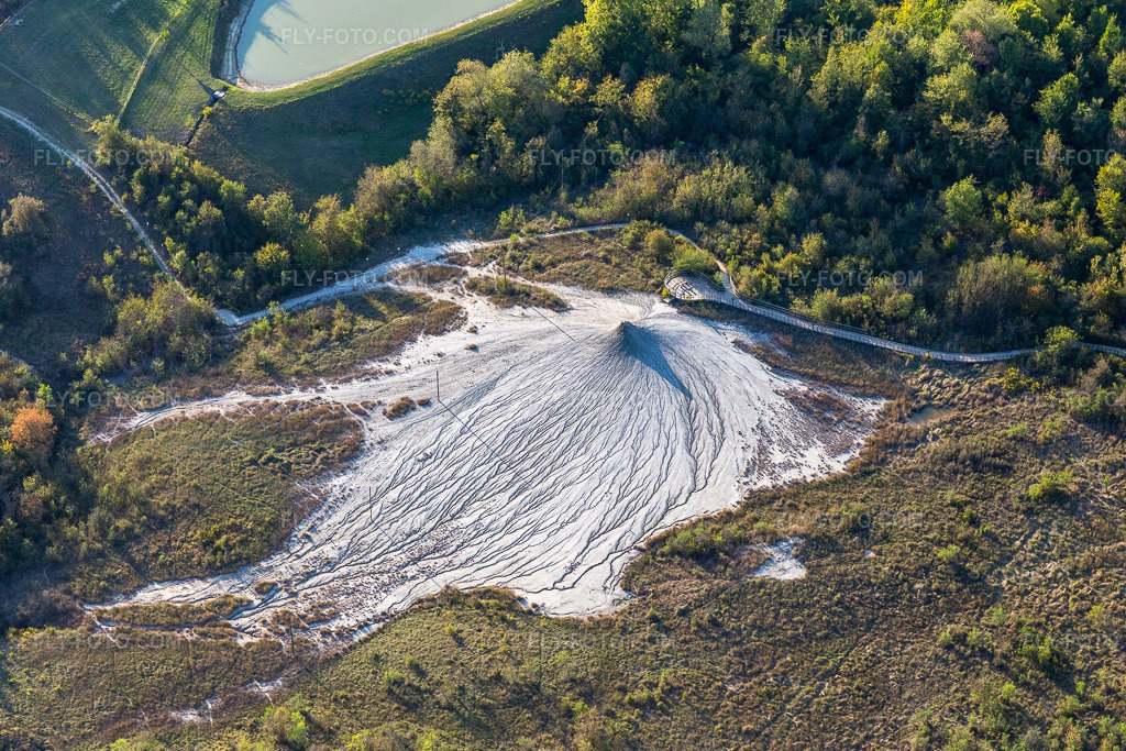 Aerial view: Salse di Nirano Riserva naturale Salse di Nirano in Fiorano Modenese in the state Modena, Italy. – Photo: IMG_134625.jpg taken on 09/19/2022 by Werner Riehm/FLY-FOTO.com – Resolution of the original: 5255 x 3503 px – Salse di Nirano - Italiano