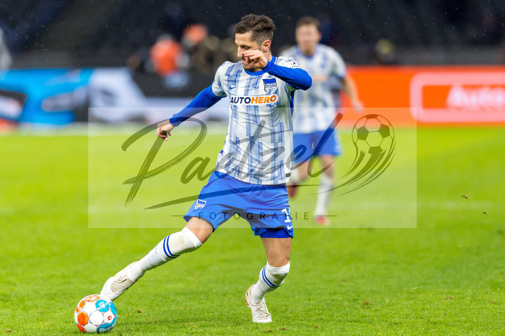 BSCRBL20220220_173 | Fussball, Herren: Stevan Jovetic (Hertha BSC) in Aktion, am Ball, Einzelaktion bei dem Spiel der 1. Bundesliga zwischen Hertha BSC und RB Leipzig im Olypiastadion am 20.02.2022 in Berlin, Deutschland.DFB / DFL REGULATIONS PROHIBIT ANY USE OF PHOTOGRAPHS AS IMAGE SEQUENCES AND/OR QUASI-VIDEO. - Realisiert mit Pictrs.com