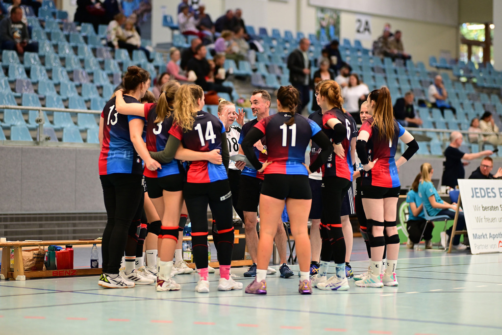 Volleyball I Frauen I Saison 2024-2025 I Regionalliga Nord I VT Hamburg - VSG Lübeck | VSG Lübeck Frauen zusammen - Realisiert mit Pictrs.com