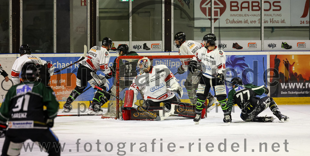 2022-11-06_045_TSV_Erding_gegen_EHC_Koenigsbrunn | Erding, Deutschland, 06.11.2022:
Eishockey, Bayernliga 2022 / 2023, 11. Spieltag, TSV Erding gegen EHC Königsbrunn, Endergebnis: 1:7

Toms Prokopovics (EHC Königsbrunn, #27), Sebastian Busch (Erding Gladiators, #11), Torwart Stefan Vajs (EHC Königsbrunn, #32), Hayden Trupp (EHC Königsbrunn, #43), Philipp Michl (Erding Gladiators, #77)

Foto: Christian Riedel / fotografie-riedel.net