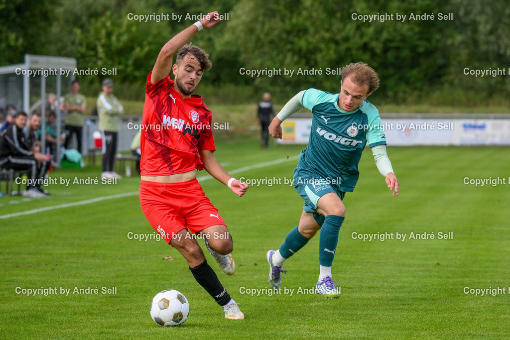 PSV Neumünster vs FC KIlia Kiel | Tom Zarpe (PSV #20) vs Drilon Trepca (Kilia #25) / Fußball-Oberliga Männer 2026/2027 / PSV Neumünster vs FC KIlia Kiel / PSV Stadion Platz A / Neumünster / 29.08.26 - Realisiert mit Pictrs.com