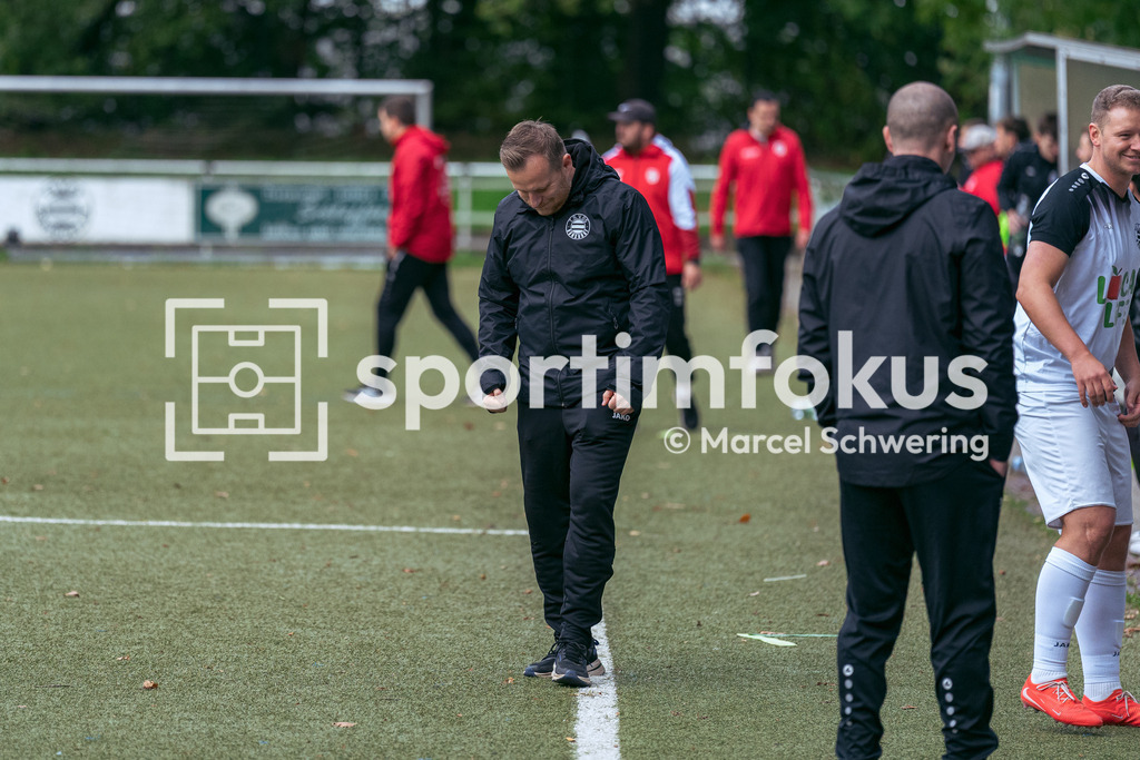 TSV 05 Ronsdorf – SSV Bergisch Born II | Trainer Kai Östrich nach dem Sieg des TSV 05 Ronsdorf. Bezirksliga Niederrhein, Gruppe 2: TSV 05 Ronsdorf gegen SSV Bergisch Born II, Wuppertal, 11.10.2026. Endstand: 3:1. sportimfokus / Marcel Schwering - Realisiert mit Pictrs.com