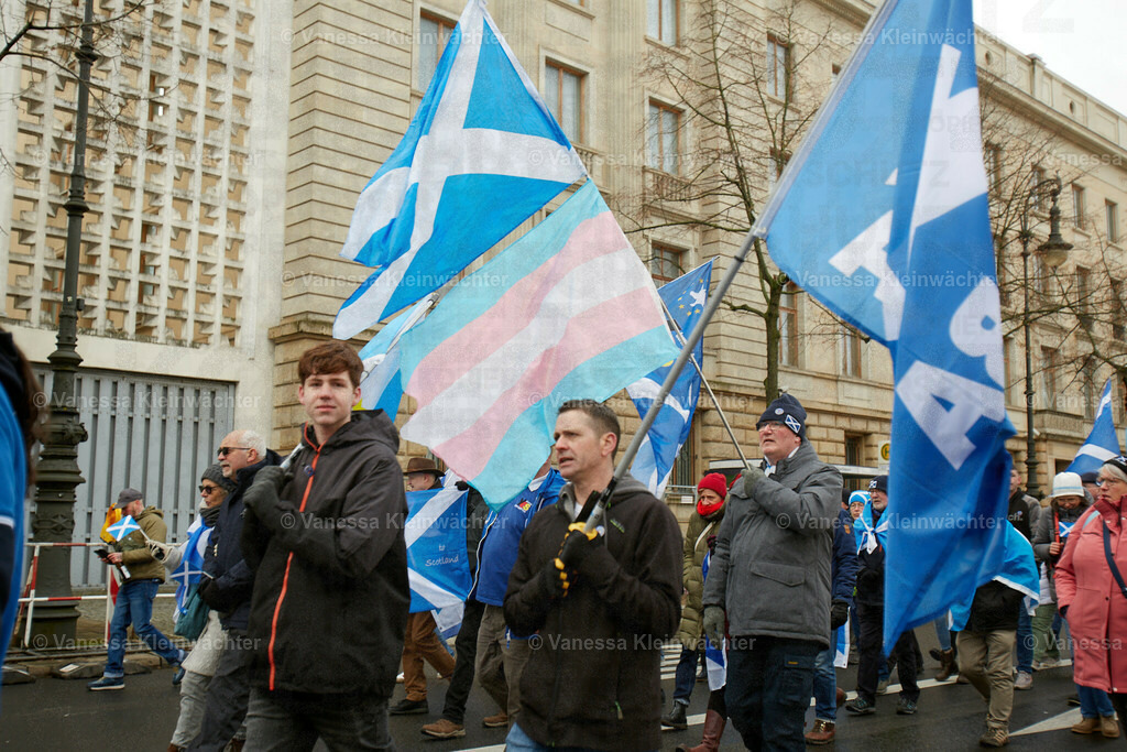#IndyBerlin23 - Demonstration für schottische Unabhängigkeit | Rund 60 Personen ziehen am 11.03.2023 mit einer Demonstration vom Brandenburger Tor an der Britischen Botschaft vorbei zum Roten Rathaus, um die Unabhängigkeit Schottlands zu fordern.

On March 11, 2023, approx. 60 people rally in support of the Scottish independence, marching from Brandenburg Gate via the British Embassy to the Red Town Hall.  - Realisiert mit Pictrs.com
