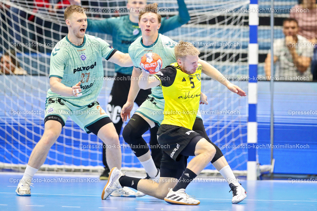 Gum08102401030 | 08.10.2024, Handball, European League, VfL Gummersbach - IK Sävehof, Schwalbe-Arena:  Olle Ek (IK Sävehof #5) gegen Kristjan Horzen (GUM #27) und Ole Pregler (GUM #23)