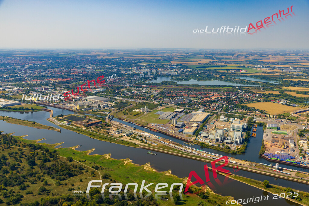 Klassische Luftaufnahme ohne Drohne zeigt:Hafen bei Magdeburg - Die Luftbildaufnahme wurde 2025 vom UL-Flugzeug heraus erstellt ( keine Drohnenaufnahme ) - Hochauflösende Luftaufnahme -Nicht vergleichbar mit Google Maps oder Satelittenbilder- Die Geschenkidee !Mit Lizenz und Bildrechte bestellbar
