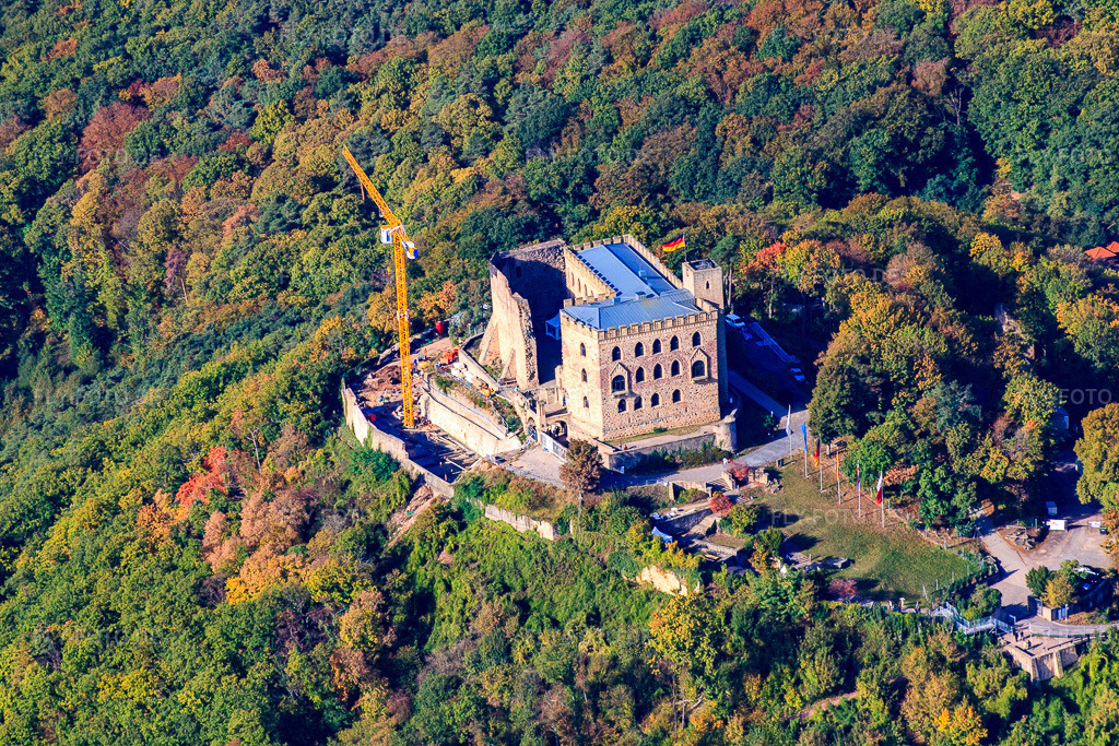 Luftbild: Burganlage des Hambacher Schloß an der Weinstraße. Mit Baustelle zum Neubau des Restaurant 1832 im Ortsteil Diedesfeld in Neustadt im Bundesland Rheinland-Pfalz in Deutschland. Foto: IMG_22100.jpg vom 15.10.2009 durch Werner Riehm/FLY-FOTO.de