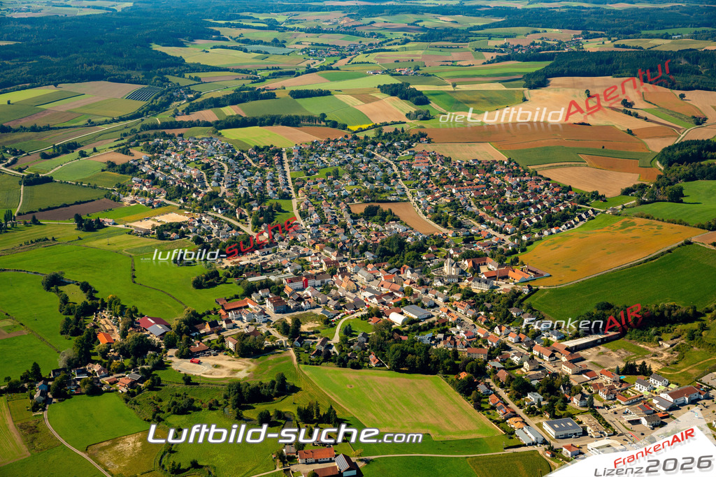 Das Luftbild zeigt :  Mallersdorf-Pfaffenberg - Die Luftaufnahme wurde 2023 vom UL-Flugzeug aus erstellt ( keine Drohne ) - Hochauflösende Luftaufnahme - Für grossformatige Ausdrucke geeignet. Die Geschenkidee !Mit Lizenz und Bildrechte bestellbar