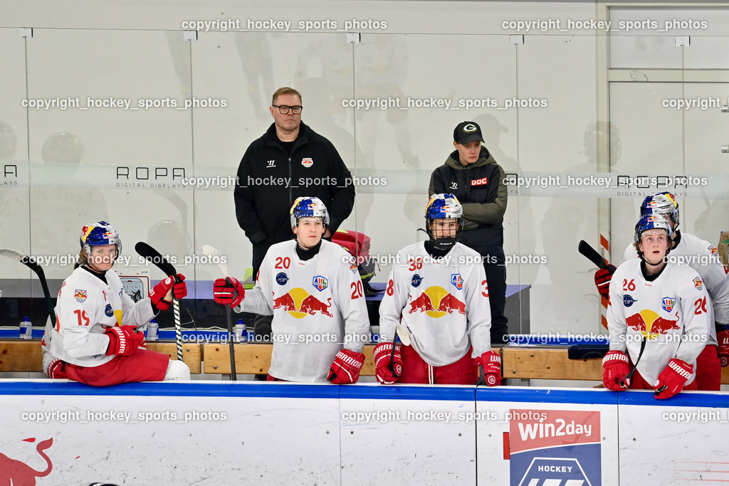 RED BULL HOCKEY JUNIORS vs. EK DIE ZELLER EISBÄREN | Spielerbank RED BULL HOCKEY JUNIORS, #19 Lemke Paul Bennet RED BULL HOCKEY JUNIORS, #20 Kirchebner Maximilian RED BULL HOCKEY JUNIORS, #38 Warnecke Moritz RED BULL HOCKEY JUNIORS, #26 Bosecker Lars Lion RED BULL HOCKEY JUNIORS, Asisstentcoach RED BULL Hockey juniors TOMMI ROUVALI, RED BULL HOCKEY JUNIORS vs. EK DIE ZELLER EISBÄREN, RED BULL HOCKEY JUNIORS vs. EK DIE ZELLER EISBÄREN am 14.01.2025 in Salzburg (Eisarena Salzburg), Austria, (Photo by Bernd Stefan)