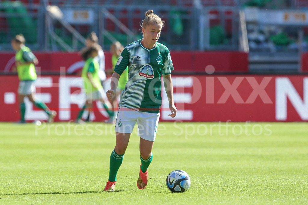 Fussball, Google Pixel Frauen-Bundesliga, 1. FC Nürnberg - SV Werder Bremen | v.li.: Michelle Ulbrich (SV Werder Bremen, 5) Freisteller, Einzelbild, Ganzkörper, Aktion, Action, Spielszene, DIE DFB-RICHTLINIEN UNTERSAGEN JEGLICHE NUTZUNG VON FOTOS ALS SEQUENZBILDER UND/ODER VIDEOÄHNLICHE FOTOSTRECKEN. DFB REGULATIONS PROHIBIT ANY USE OF PHOTOGRAPHS AS IMAGE SEQUENCES AND/OR QUASI-VIDEO.