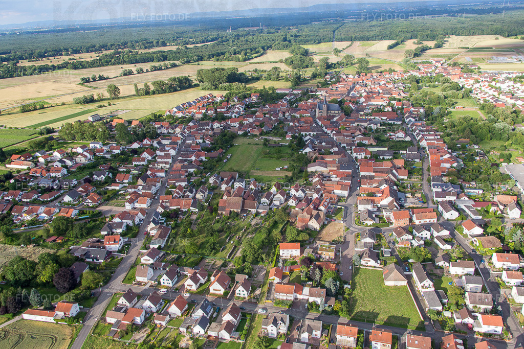 Ortsansicht von Westen | Luftbild: Ortsansicht von Westen im Ortsteil Geinsheim in Neustadt im Bundesland Rheinland-Pfalz in Deutschland. Foto: IMG_090081.jpg vom 26.06.2016 durch Werner Riehm/FLY-FOTO.de - Realisiert mit Pictrs.com