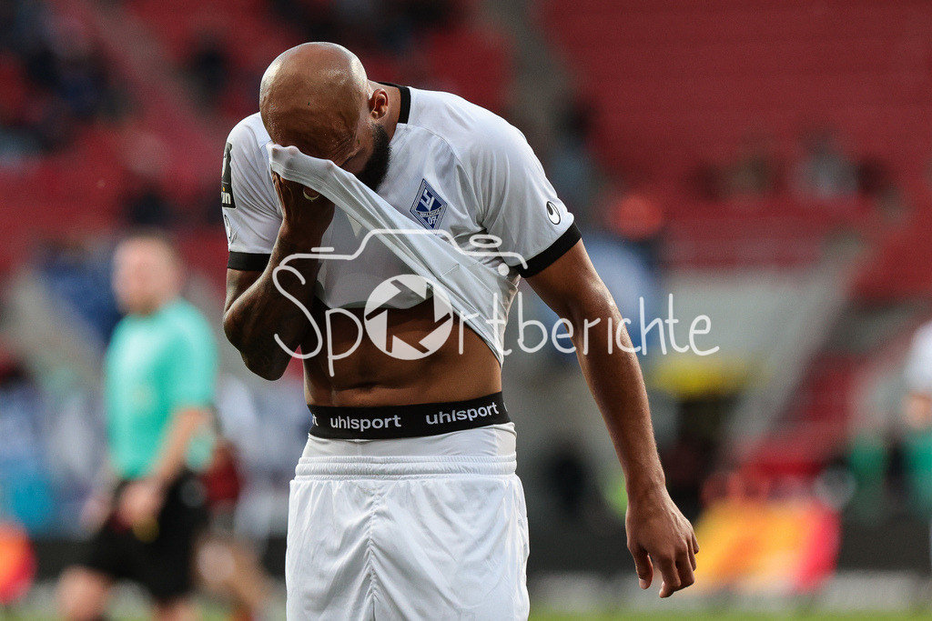 FC Ingolstadt - SV Waldhof Mannheim | Terrence BOYD (SVW #13) verdeckt sich das Gesicht / Enttaeuscht / Einzelfoto / Freisteller