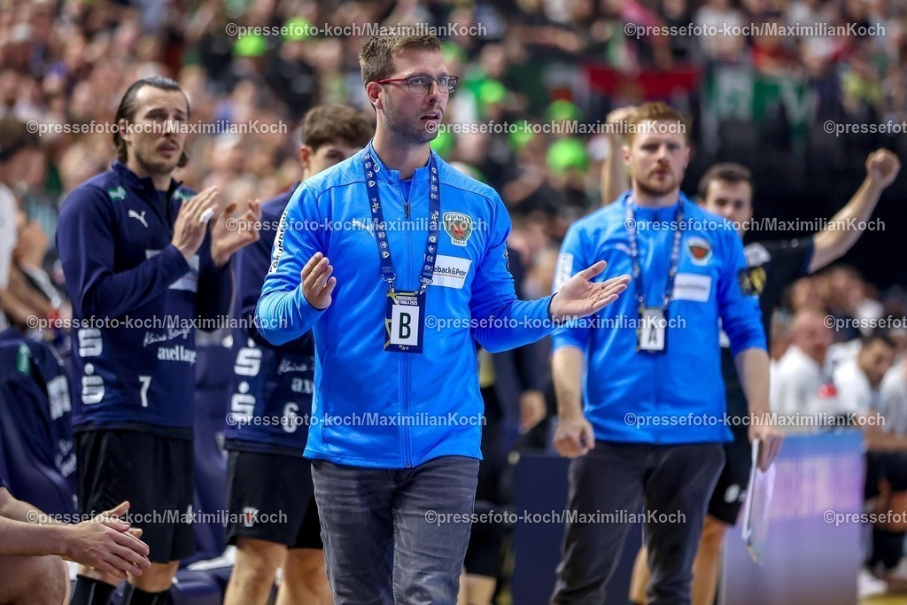 KoeEHF14062501024 | 14.06.2025, Handball, Halbfinale TruckScout24 EHF FINAL4, LANXESS arena Köln, Füchse Berlin - HBC Nantes: Cheftrainer Jaron Siewert (Fuechse Berlin) gestikulierend am Spielfeldrand