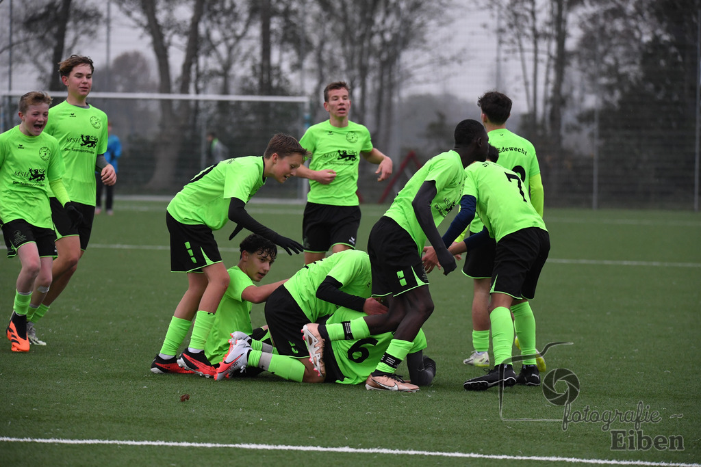 JFV Edewecht-Osnabrücker SC | C-Jugend Landesliga; JFV Edewecht (grün)-Osnabrücker SV (rot) am 18.11.2023; in Edewecht (Sportanlage Göhlenweg), Photo: Philip Eiben 2023 - Realisiert mit Pictrs.com