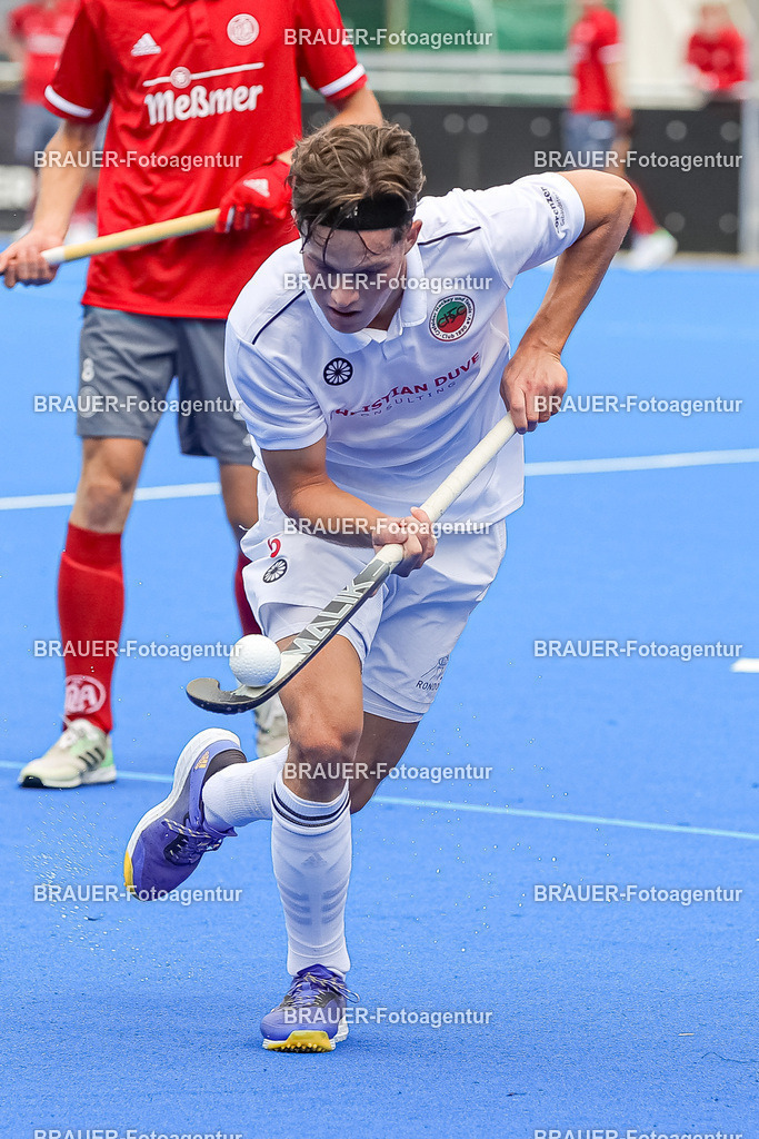 Crefelder HTC und Club an der Alster   | Krefeld, Deutschland 24.09.2022,Julius Hayner (Crefelder HTC) in Aktion, am Ball, Einzelaktion, 

beim 1. Bundesliga Spiel der Herren zwischen Crefelder HTC und Club an der Alster  auf der Gerd Wellen Hockeyanlage am 24. September 2022 in Krefeld.

(Foto: BRAUER-Fotoagentur)
 