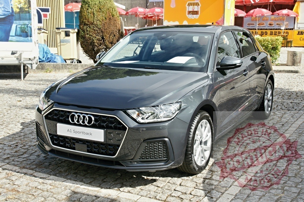 Dark grey Audi A1 Sportback parked on cobblestones | Audi A1 Sportback hatchback parked outdoors on a sunny day - Realisiert mit Pictrs.com