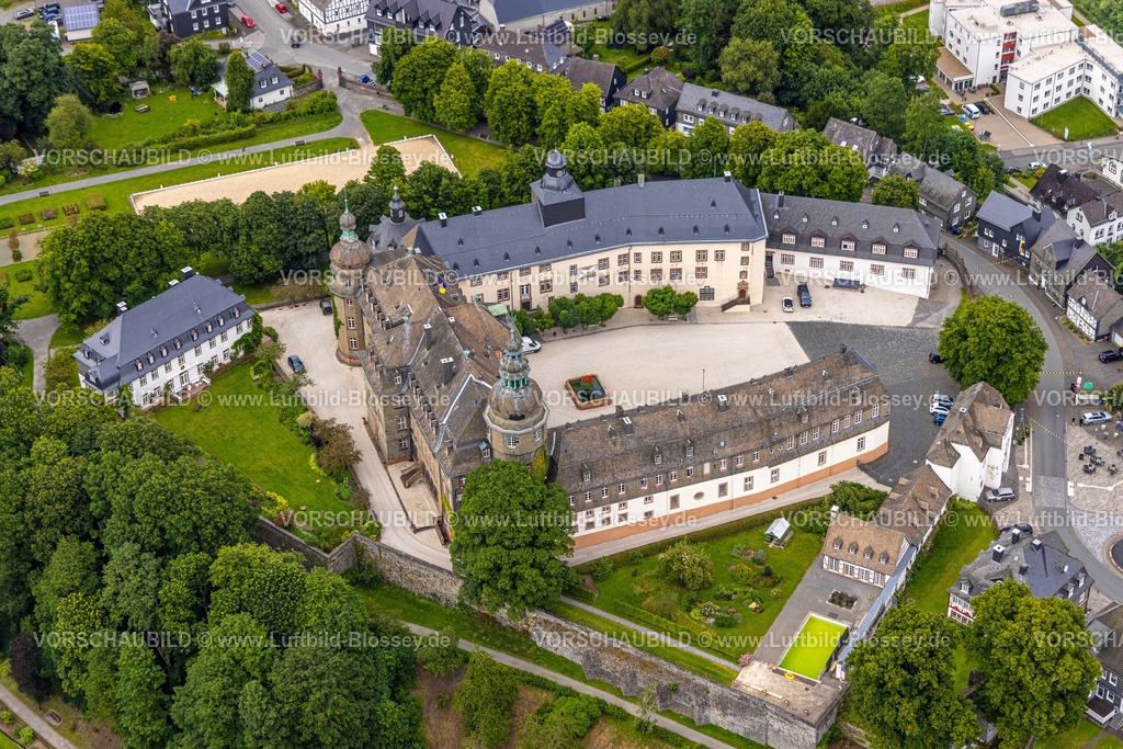 BadBerleburg240710178 | Luftbild, Schloss Berleburg, Residenzschloss der Familie Sayn-Wittgenstein, Orangerie und Kreuzgarten, Wasserbehälter, Bad Berleburg, Wittgensteiner Land, Nordrhein-Westfalen, Deutschland