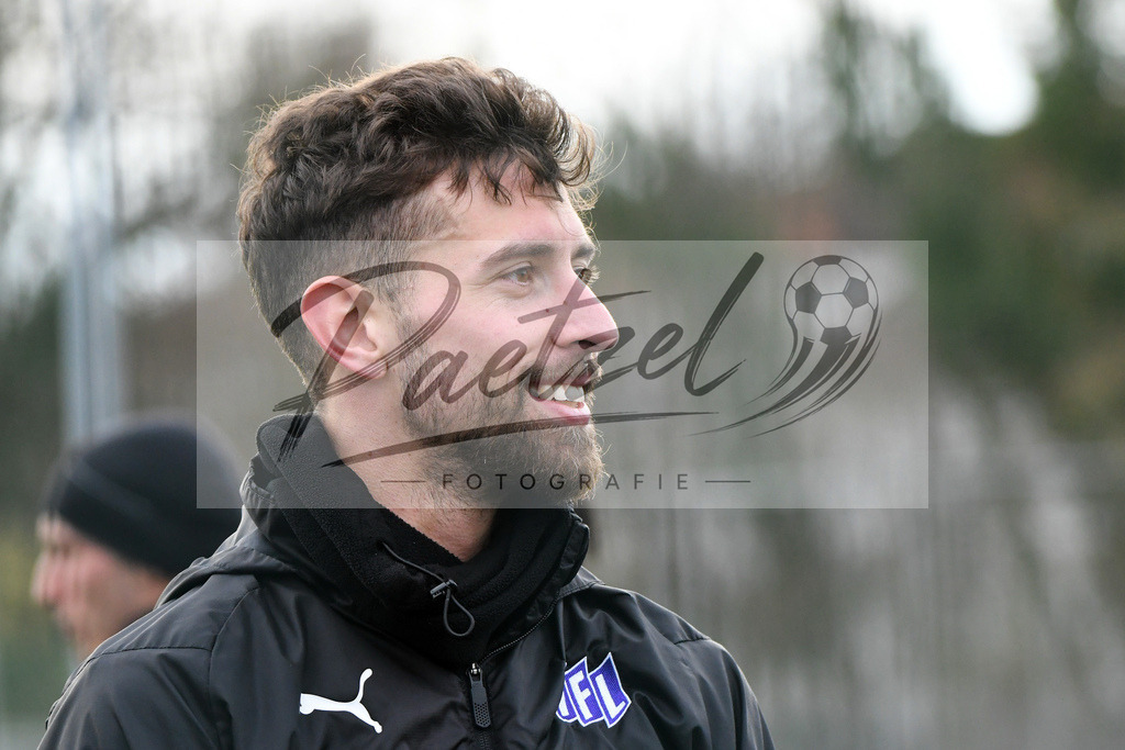20200131_TRAOSN_0123 | Fußball, Herren: Manuel Farrona Pulido (VfL Osnabrueck) schaut waehrend der Trainingseinheit des VfL Osnabrueck im Sportpark Illoshoehe am 31.01.2020 in Osnabrueck, Deutschland. - Realisiert mit Pictrs.com