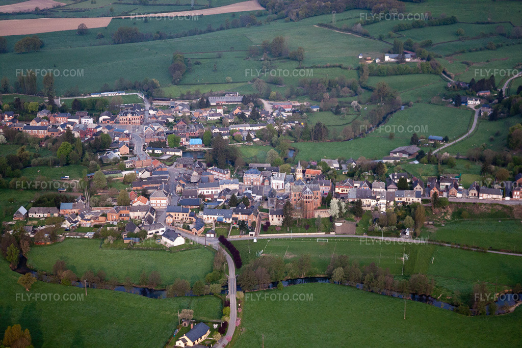 Aerial view: View of the town in Origny-en-Thiérache in the state Aisne, France. – Photo: IMG_39931.jpg taken on 04/17/2011 by Werner Riehm/FLY-FOTO.com – Resolution of the original: 4752 x 3168 px