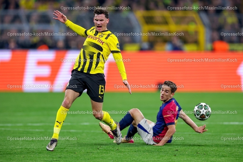 UCL1504251055 | 15.04.2025, Fußball, UEFA Champions League, Borussia Dortmund - FC Barcelona, BVB Stadion, Viertelfinale, Saison 2024 2025: Pascal Groß (BVB #13) im Zweikampf gegen Gavi Pablo Martin Paez Gavira (FC Barcelona #06) Regulations prohibit any use of photographs as image sequences and or quasi-video.