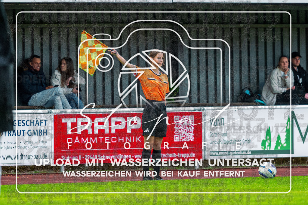 Bezirksliga Herren LG - TV Jahn Schneverdingen II vs. Buchholzer FC | Lina-Talea Renner (Schiedsrichterassistentin); Bezirksliga Herren LG - TV Jahn Schneverdingen II vs. Buchholzer FC am 15.05.26 in Osterwald-Stadion, Schneverdingen - Realisiert mit Pictrs.com