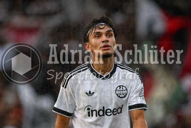 21.08.2026, GER, Fussball, Herren, DFB-Pokal, Saison 2026/2027, SC St. Tönis vs Eintracht Frankfurt | Can Uzun (Frankfurt) schaut