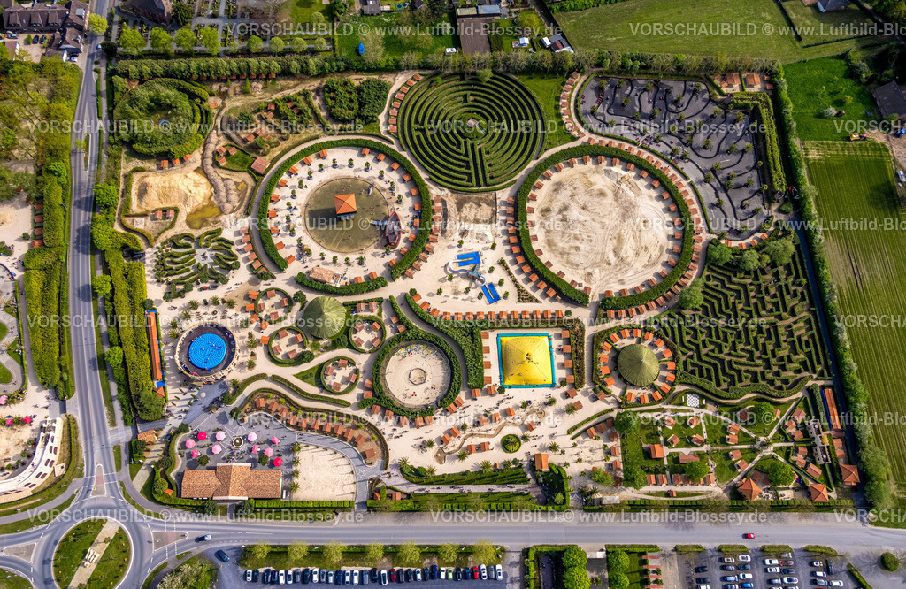 Kevelaer240402853SpielparadiesIrrland | Luftbild, Spielparadies Freizeitpark Irrland, Bereich Irrland Süd, Rutschenturm, Bambus Labyrinth, Tret-Gokart-Anlage, Ballfut-Soccer-Arena und Colosseum Wasserlabyrinth, Twisteden, Kevelaer, Niederrhein, Nordrheon-Westfalen, Deutschland