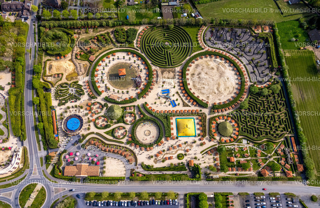 Kevelaer240402853SpielparadiesIrrland | Luftbild, Spielparadies Freizeitpark Irrland, Bereich Irrland Süd, Rutschenturm, Bambus Labyrinth, Tret-Gokart-Anlage, Ballfut-Soccer-Arena und Colosseum Wasserlabyrinth, Twisteden, Kevelaer, Niederrhein, Nordrheon-Westfalen, Deutschland