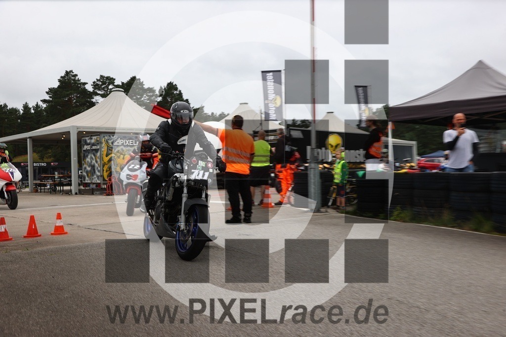 0711-20250726_00118 | Schöne Erinnerungen an spannende Momente - das festzuhalten ist unser Job. PIXELrace.de ist seit 2003 auf den Rennstrecken Europas unterwegs um die Action draußen beim Fahren und die wunderbare Stimmung imm Fahrerlager für euch einzufangen.
