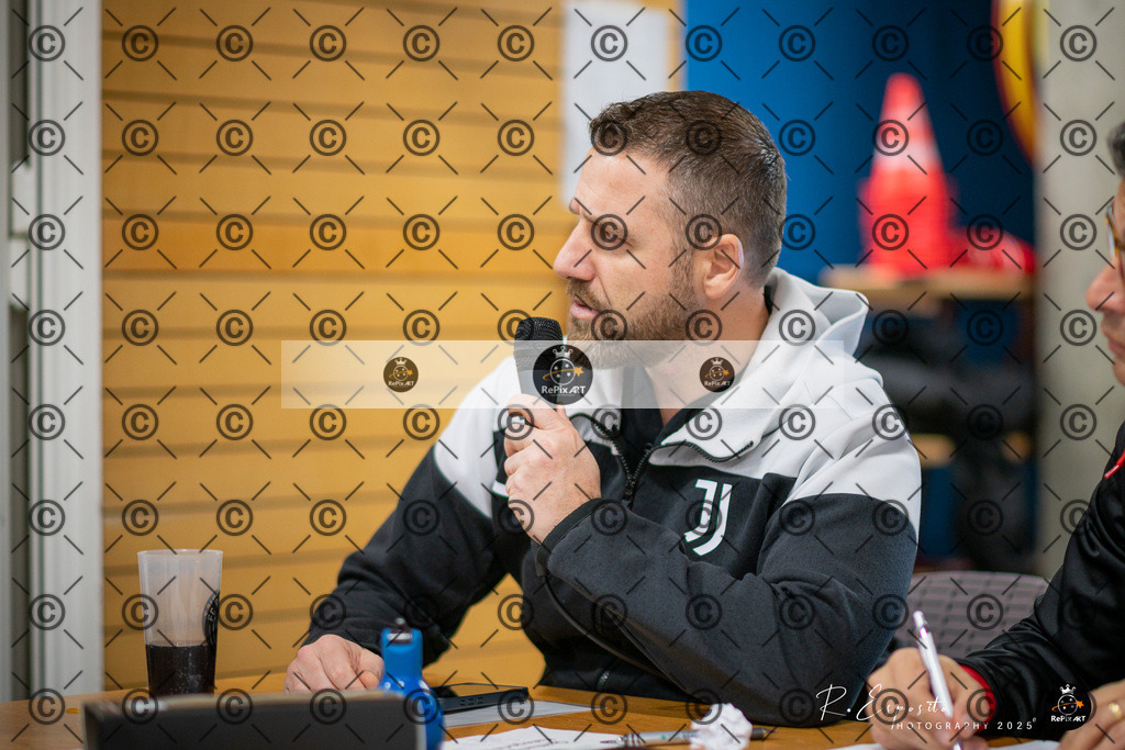 20251123_FCR-Hallenturnier-F1_RAW-1_020-165 | Sport und Naturfotografie von Roberto Esposito zeigt echte Momente Bewegung und die Schönheit der Natur. Ausdrucksstarke Bilder schaffen Emotionen.