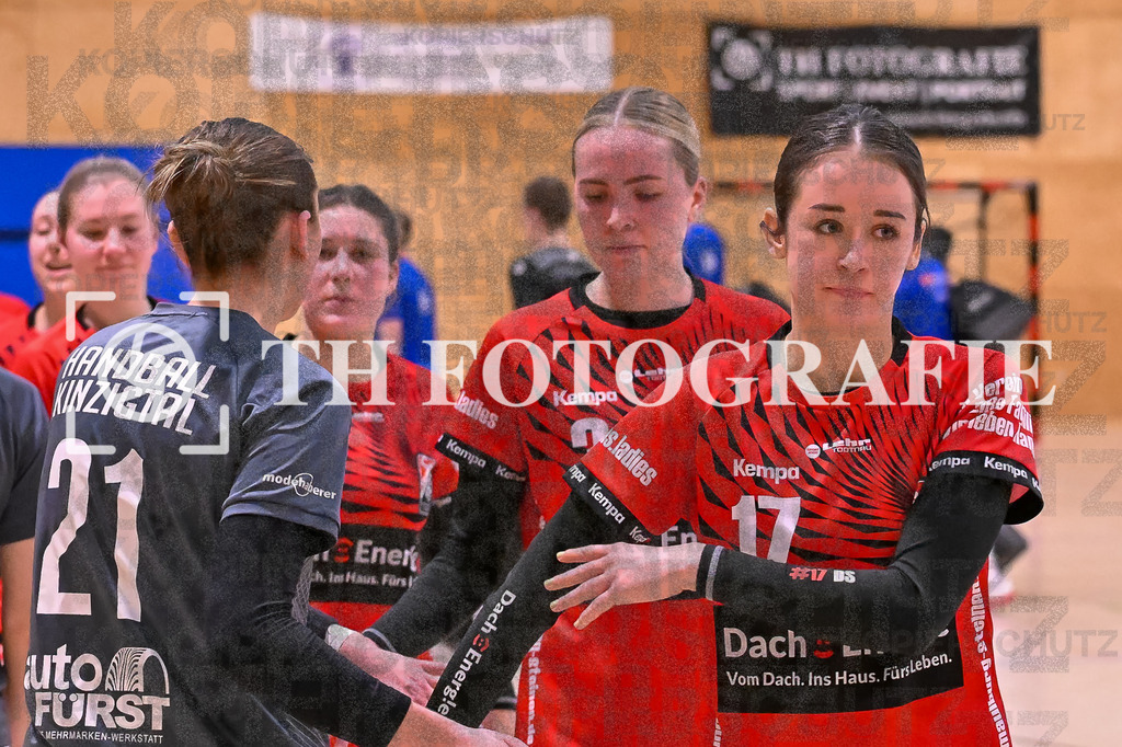 GER, SG Maulburg/Steinen - HB Kinzigtal, Handball, Suedbadenliga, 22. Spieltag, Saison 2023/2024, 27.04.2024 | Verabschiedung der Mannschaften Vanessa Haas (HB Kinzigtal, #21), Davina Schmidt (SG Maulburg/Steinen, #17), Leonie Kiefer (SG Maulburg/Steinen, #03)

GER, SG Maulburg/Steinen - HB Kinzigtal, Handball, Suedbadenliga, 22. Spieltag, Saison 2023/2024, 27.04.2024

Foto: TH Fotografie/Thomas Hess